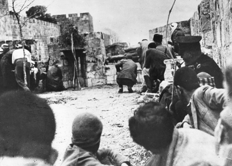 (Eingeschränkte Rechte für bestimmte redaktionelle Kunden in Deutschland. Limited rights for specific editorial clients in Germany.) Palestinian conflict 1947-mai1948:Arab franctireurs searching protection behind an ancient wall in Jerusalm during a skirmish .. February 1947 (Photo by ullstein bild/ullstein bild via Getty Images)