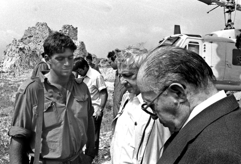 ISRAEL - OCTOBER 1, 1955: (ISRAEL OUT) In this handout from the Israeli Governmental Press Office (GPO), Israeli army officer Tamir Messer, left, converses with Defense Minister Ariel Sharon, center, and Prime Minister Menahem Begin after the army's battle with Palestinian gunmen June 7, 1982 at Beaufort Castle in southern Lebanon. (Photo by GPO via Getty Images)