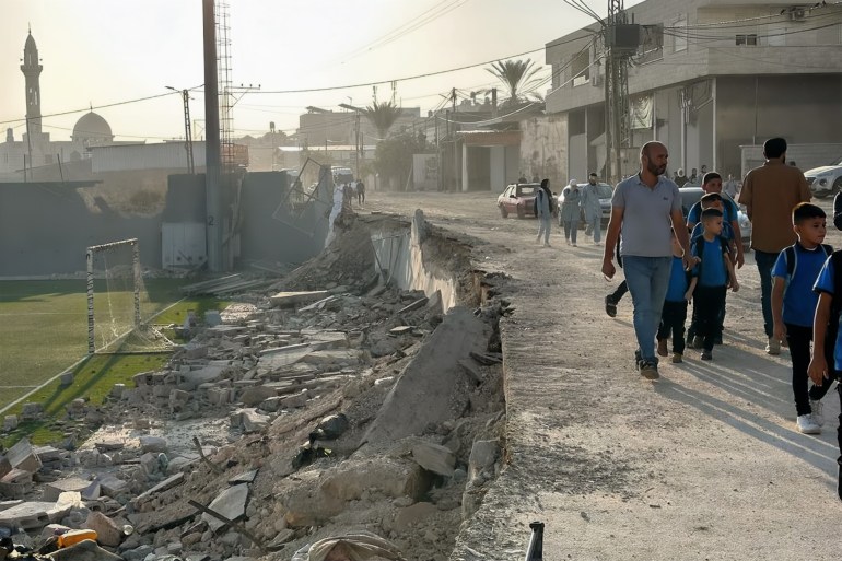 صورة٤_فاطمة محمود جنين فلسطين الجزيرة نت_ طالاب يمرون بجانب ملعب البلدية القريب من مدارسهم والذي جرى تجريفه من قبل الاحتلال_