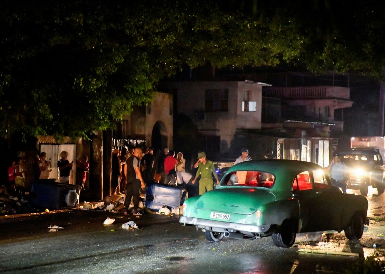 صورة من الملف: الشرطة والجيش الكوبيان يقفان بجوار الحطام المستخدم لإغلاق شارع أثناء احتجاج على انقطاع التيار الكهربائي، بعد فتح الشارع أمام حركة المرور، في هافانا، كوبا في 19 أكتوبر 2024. رويترز / نورليس بيريز / صورة أرشيفية