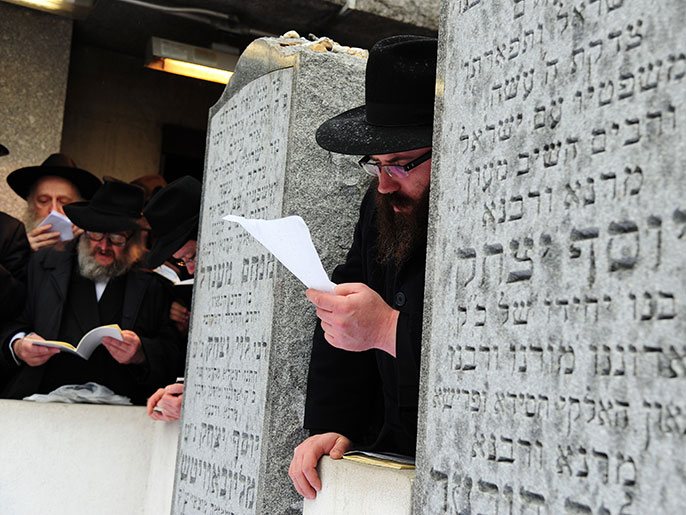 epa02431446 Lubavitch Rebbe from around the world visit the grave site of the late Lubavitcher Rebbe, Rabbi Menachem Mendel Schneerson at the Montefiore Cemetery in the Cambria Heights section of Queens, New York, USA, 05 November 2010. Nearly 4,000 Rabbis from around the world are in New York for the International Conference of Chabad-Lubavitch Emissaries. EPA/ANDREW GOMBERT