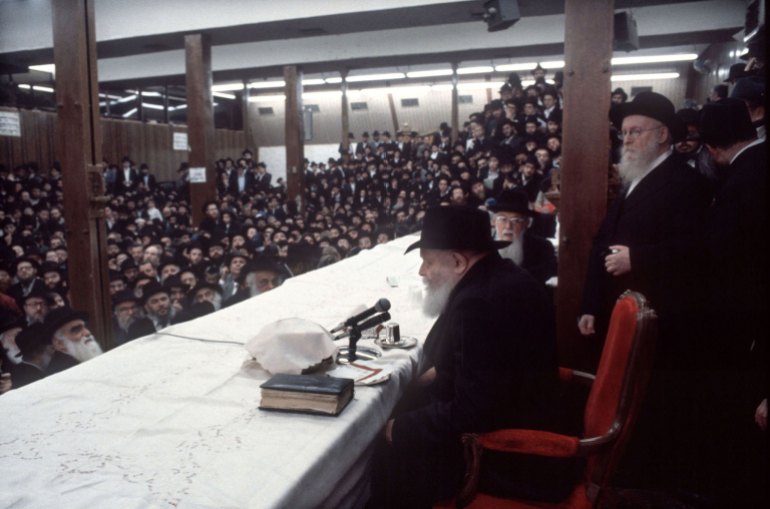 The Lubavitcher Rebbe Menachem Schneerson speaks to Chassidic Orthodox Jews crowd into the Lubavitcher headquarters on Eastern Parkway in Brooklyn, New York, New York, January 20, 1986. (Photo by Allan Tannenbaum/Getty Images)