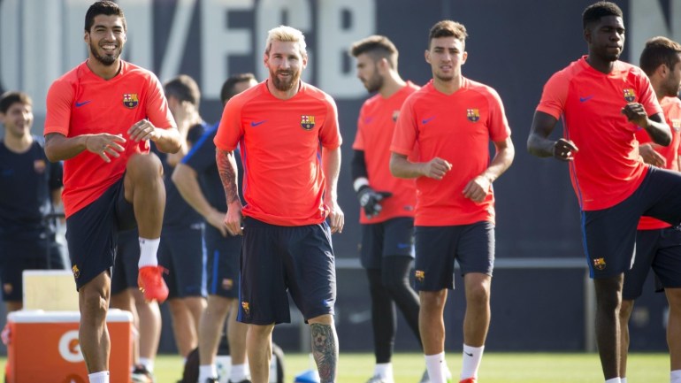 FC Barcelona's Uruguayan Luis Suarez (L), Argentinian Leo Messi (2-L), Spaniard Munir El Haddadi (2-R) and French Samuel Umtiti (R) take part in a team training session at the Joan Gamper sport complex, outside Barcelona, northeastern Spain, 19 August 2016. The team prepares for its first Spanish Primera Division league match against Betis on 20 August.