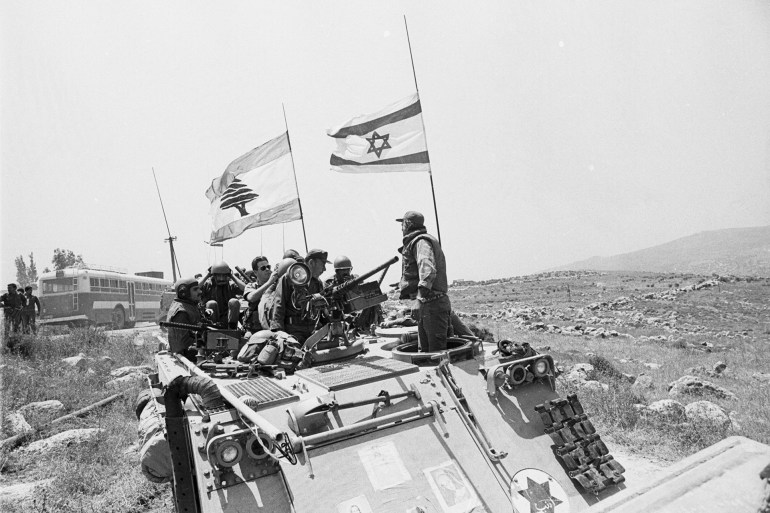 Le major Saad Haddad et les milices chrétiennes du Sud-Liban occupent le Chateau de Beaufort après sa prise par l'armée israélienne le 7 juin 1982, Liban. (Photo by Alain MINGAM/Gamma-Rapho via Getty Images)