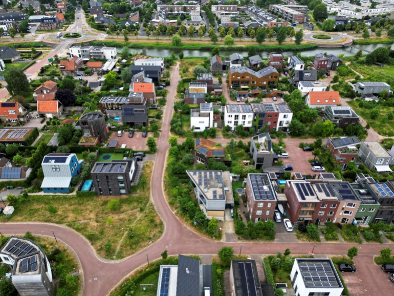 Solar panels on roofs of houses are seen in Nijmegen, Netherlands June 28, 2023. REUTERS/Piroschka van de Wouw